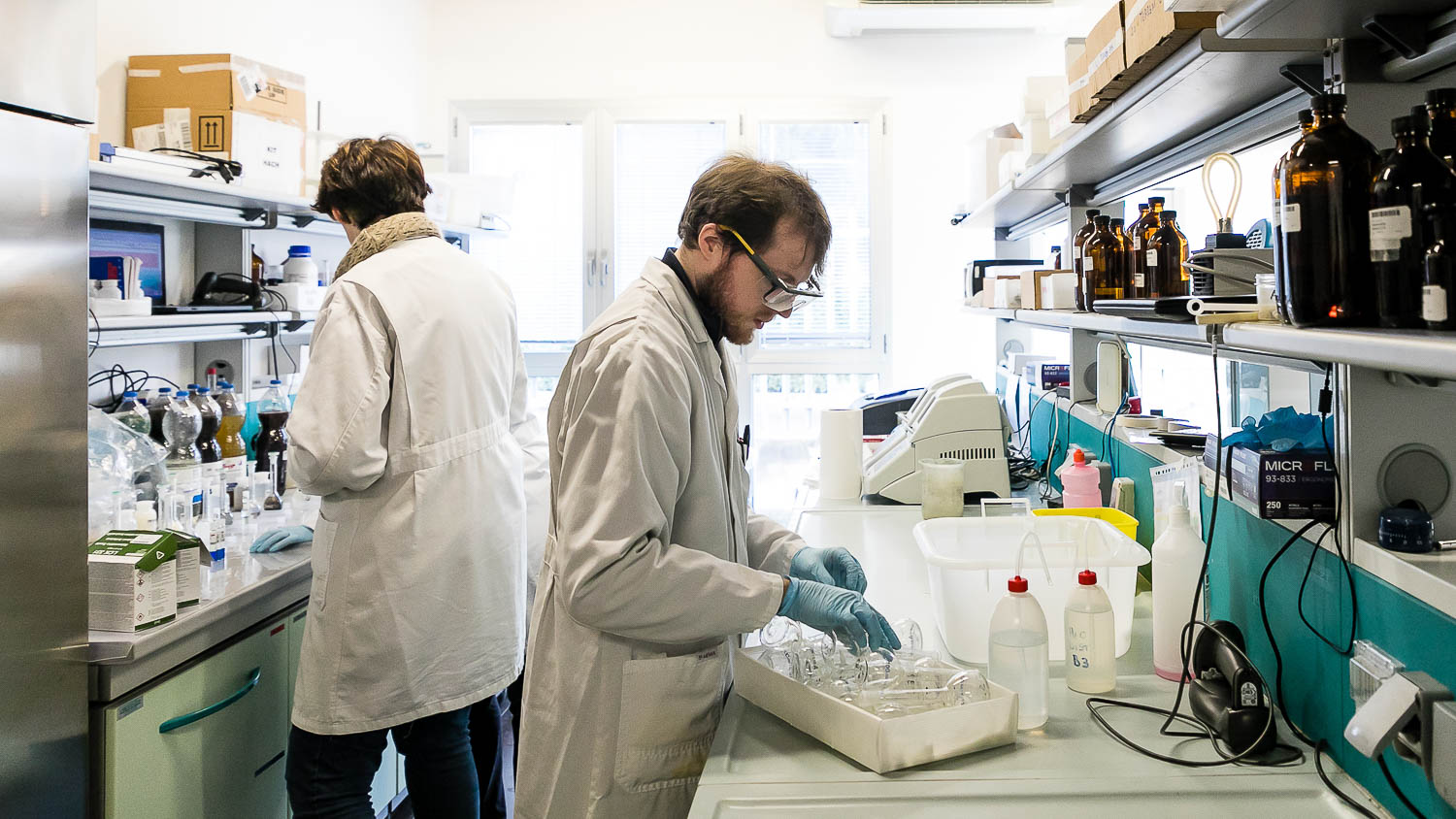 industria-laboratorio-analisi-industriali-lavoro-HEAD